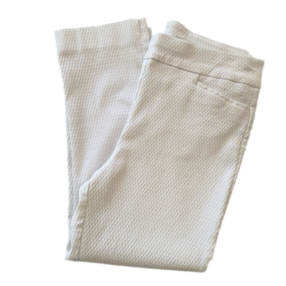 NEW CHICO’S PULL ON STRETCH WHITE CAPRIS